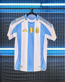Camiseta Seleção Argentina Home 2024/25 + Patch Campeão - Branca e Azul