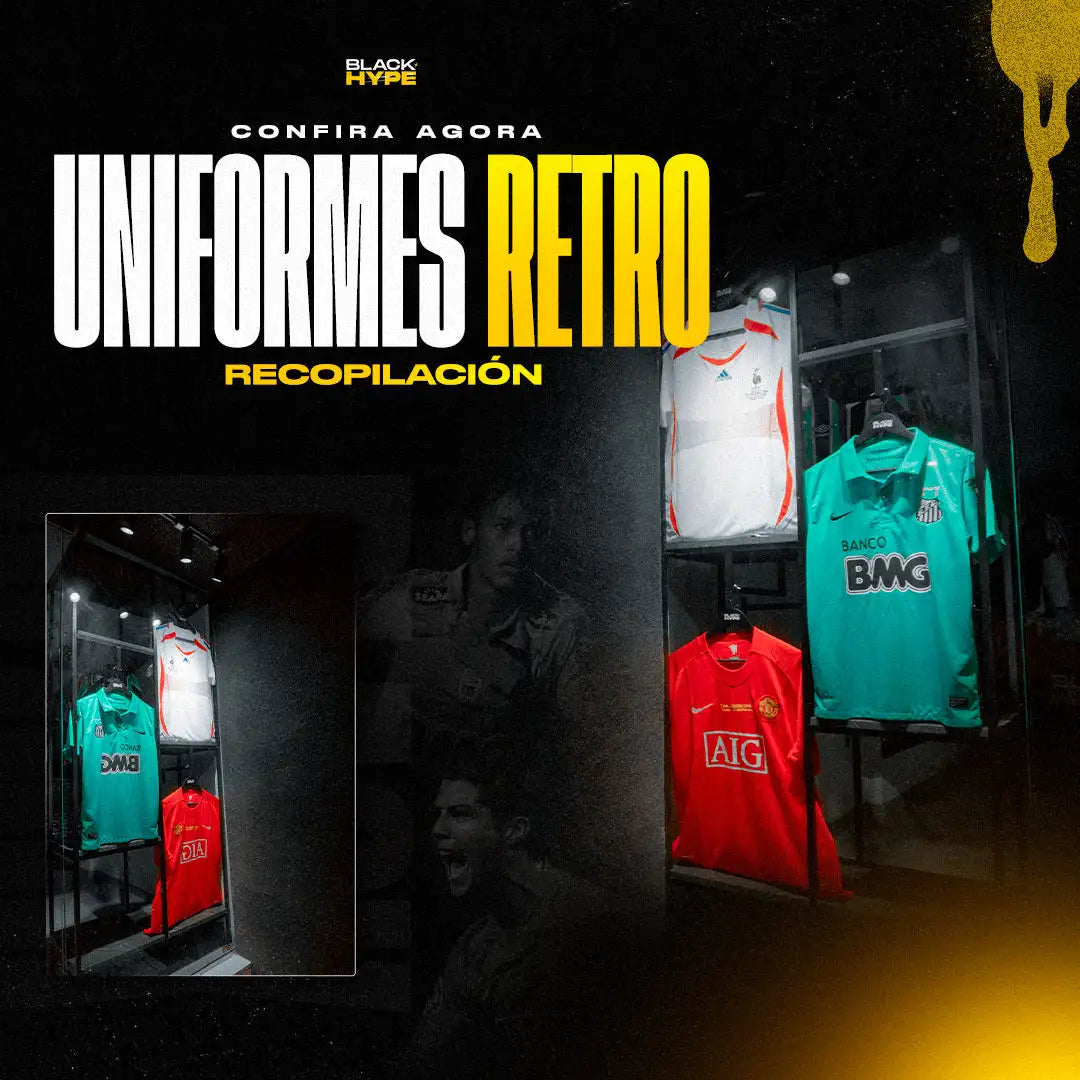 Una colección de camisetas de fútbol retro exhibidas en vitrinas de cristal, con una camiseta blanca con acentos rojos y logos de patrocinadores de marcas como aig y bmg.