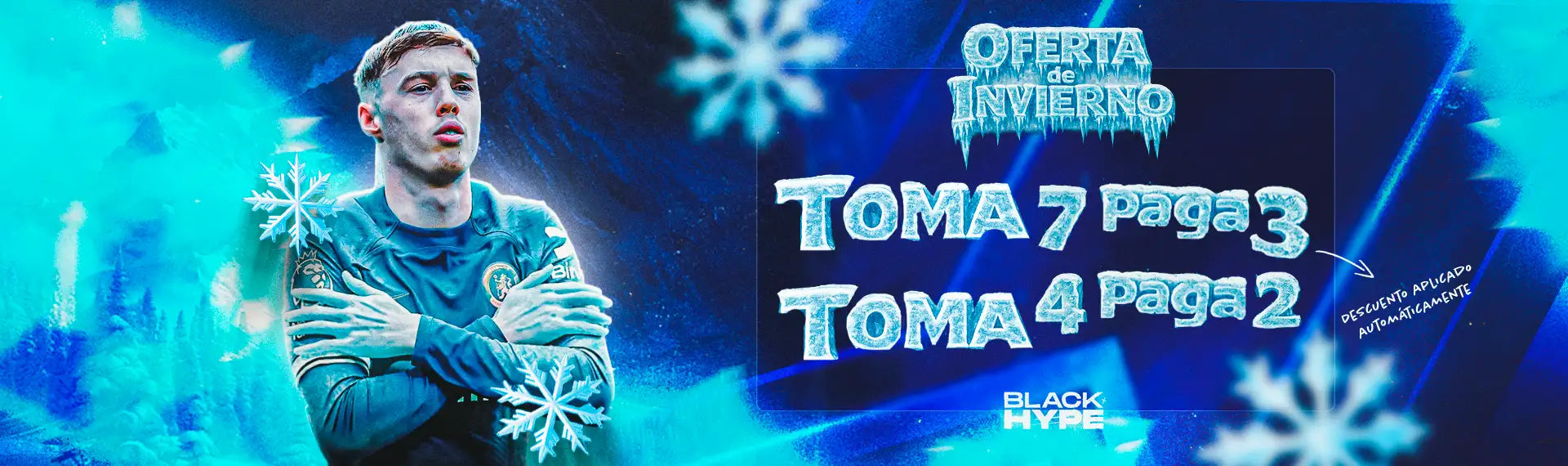 Un joven con una camiseta deportiva de color turquesa con los brazos cruzados, rodeado de gráficos de copos de nieve brillantes.